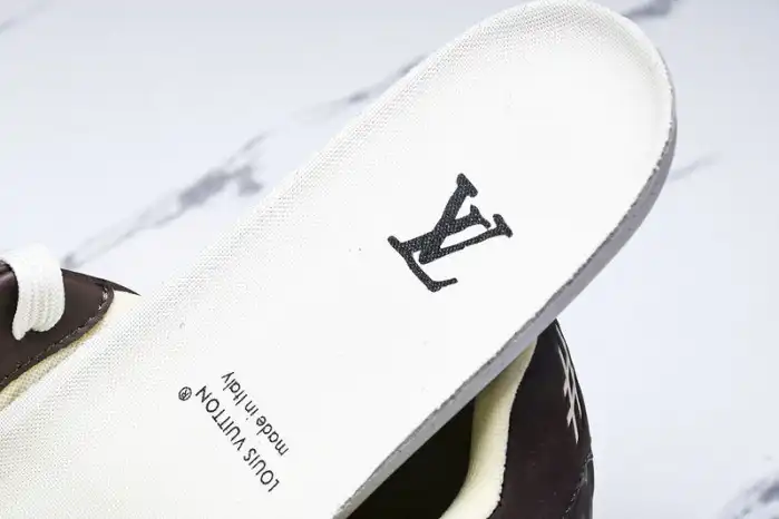 LV TRAINER SNEAKER 24051002