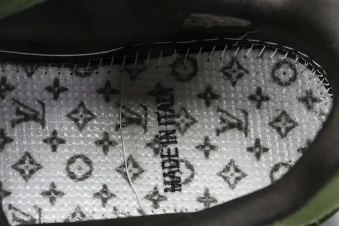 LV TRAINER SNEAKER 24051005