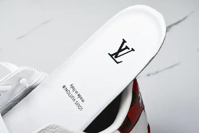 LV TRAINER SNEAKER 24070402