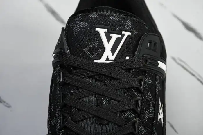 LV TRAINER SNEAKER 24111502