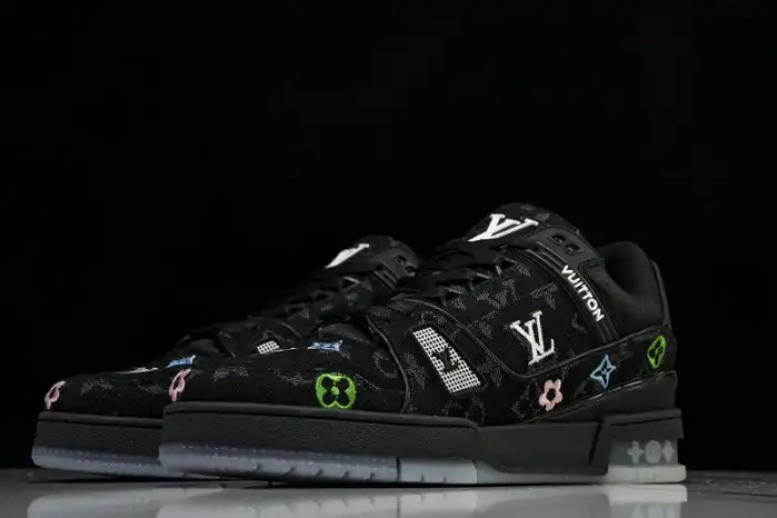 LV TRAINER SNEAKER 24111502