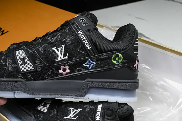 LV TRAINER SNEAKER 24111502