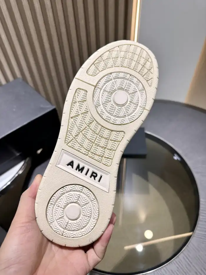 AR1M1 Low-Top Sneaker