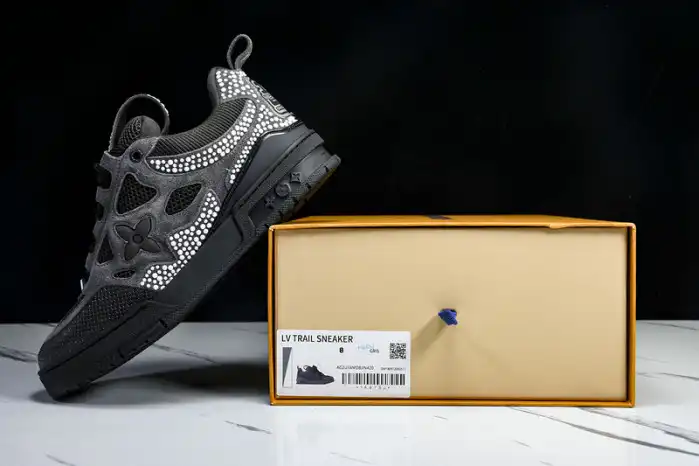 LV TRAINER SNEAKER 24111501