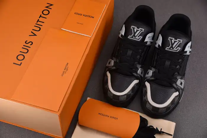 LV TRAINER SNEAKER 24062702