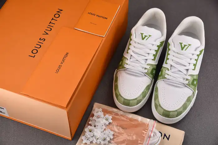 LV TRAINER SNEAKER 24062703