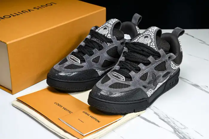 LV TRAINER SNEAKER 24111501